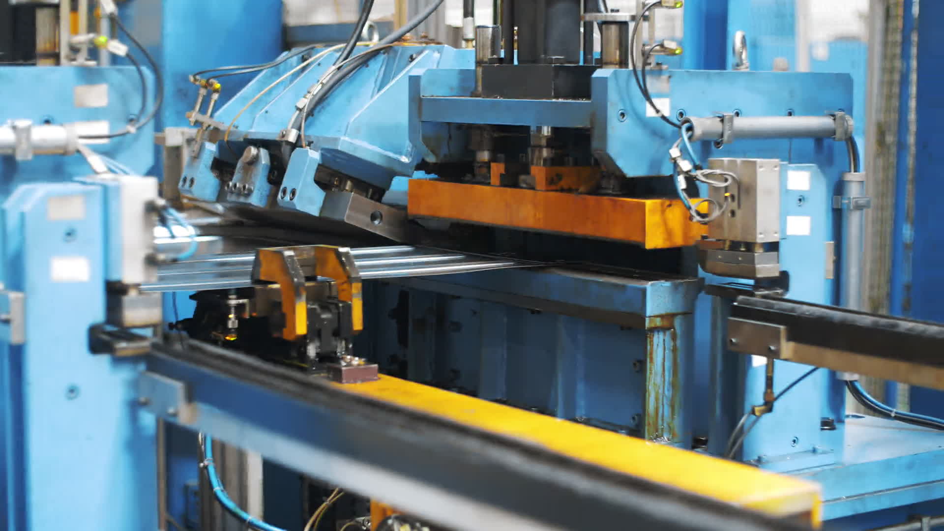 智能驅(qū)動(dòng)，精準(zhǔn)成型 工廠自動(dòng)化設(shè)備賦能洗衣機(jī)金屬零件高效生產(chǎn)